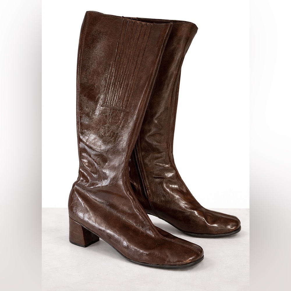 Vintage patent vinyl gogo boots. side zip- square toe, block heel, narrow size 7